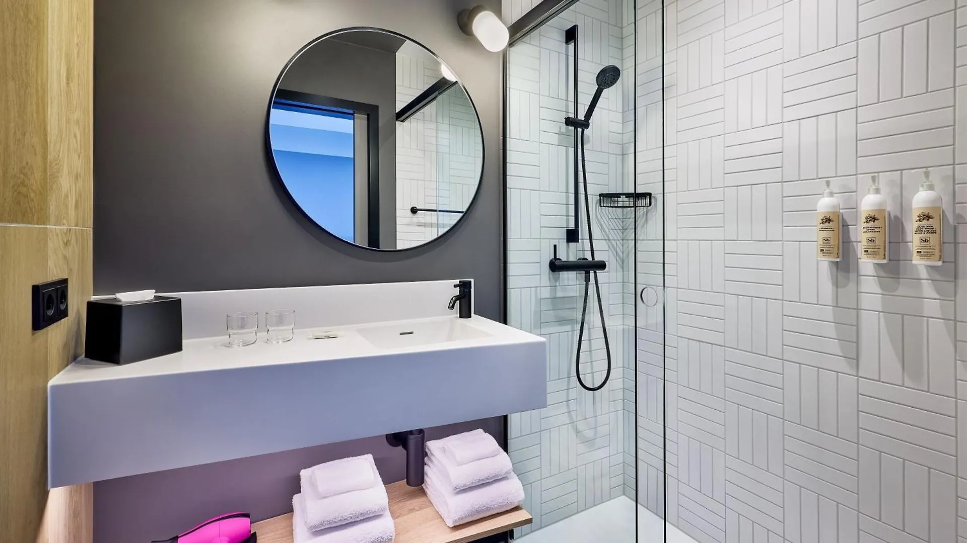 Moxy Luxembourg Airport Hotel Niederanven